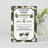 Invitation d'anniversaire de l'armée camouflage pe (Debout devant)