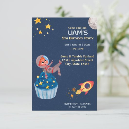 Invitation d'anniversaire de l'astronaute spatiale (Debout devant)