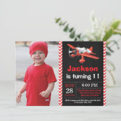 Invitation d'anniversaire de l'avion. Soirée d'ann (Debout devant)