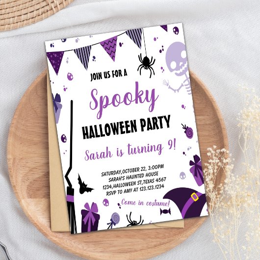 Invitation d'anniversaire de l'Halloween violet