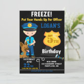 Invitation d'anniversaire de l'officier de police (Debout devant)