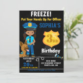 Invitation d'anniversaire de l'officier de police  (Debout devant)