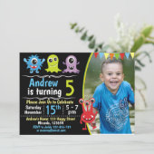 Invitation d'anniversaire de monstre, Invitation d (Debout devant)