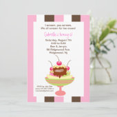 Invitation d'anniversaire de parfait de crème (Debout devant)