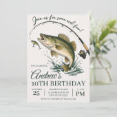 Invitation d'anniversaire de pêche amusante person (Debout devant)