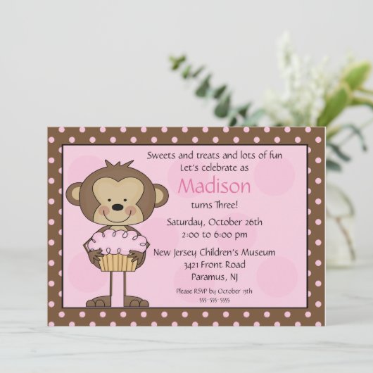 Invitation d'anniversaire de petit gâteau de singe (Debout devant)