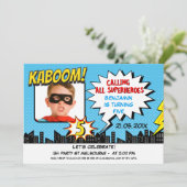 Invitation d'anniversaire de photo de super héros (Debout devant)