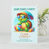 Invitation d'anniversaire de plage tropicale de to (Debout devant)