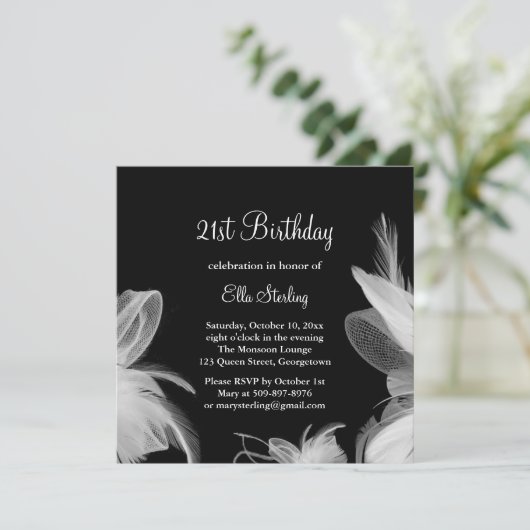 Invitation d'anniversaire de plumes blanches (Debout devant)