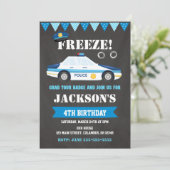 Invitation d'anniversaire de police Invitations de (Debout devant)