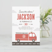 Invitation d'anniversaire de pompier de camion de  (Debout devant)