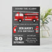 Invitation d'anniversaire de pompier de camion de (Debout devant)
