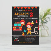 Invitation d'anniversaire de pompier Fête de camio (Debout devant)