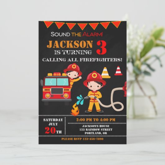 Invitation d'anniversaire de pompier Fête de camio (Debout devant)