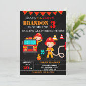 Invitation d'anniversaire de pompier Fête de camio (Debout devant)