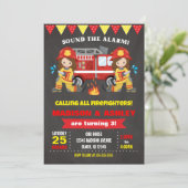 Invitation d'anniversaire de pompier pour jumelles (Debout devant)