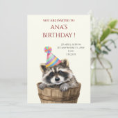 Invitation d'anniversaire de raton laveur mignon (Debout devant)