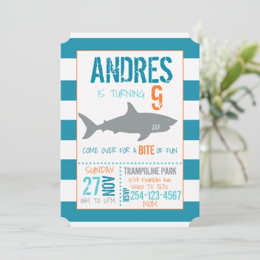 Invitation d'anniversaire de requin (Debout devant)