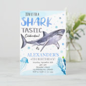 Invitation d'anniversaire de requin, Invitation de (Debout devant)