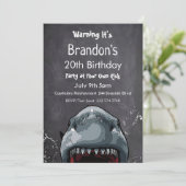 Invitation d'anniversaire de requins, Attaque de r (Debout devant)