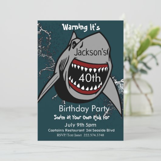 Invitation d'anniversaire de requins, Attaque de r (Debout devant)