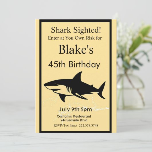 Invitation d'anniversaire de requins, Attaque de r (Debout devant)