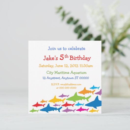 Invitation d'anniversaire de requins de couleur (Debout devant)