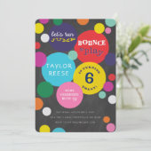 Invitation d'anniversaire de saut de Chambre de (Debout devant)