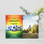 Invitation d'anniversaire de soccer orange et jaun (Debout devant)