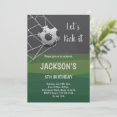 Invitation d'anniversaire de soccer vert et noir (Debout devant)