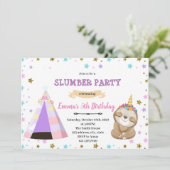 Invitation d'anniversaire de soirée pyjama Slothic (Debout devant)