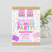 Invitation d'anniversaire de soirée pyjamas de (Debout devant)