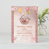Invitation d'anniversaire de Some Bunny rose gold  (Debout devant)