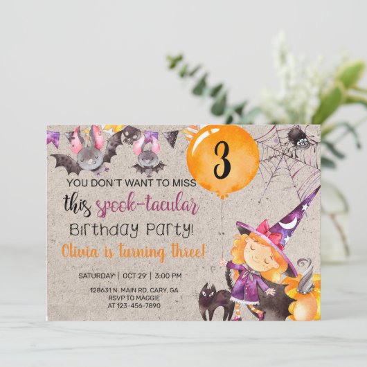 Invitation d'anniversaire de sorcière d'Halloween, (Debout devant)