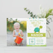 Invitation d'anniversaire de tortue verte avec la (Debout devant)