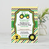 Invitation d'anniversaire de tracteur avec des (Debout devant)