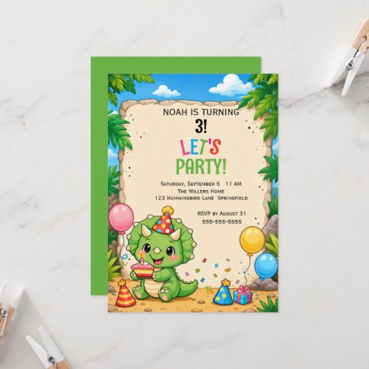 Invitation d'anniversaire de Triceratops mignon (Devant/Arrière en situation)