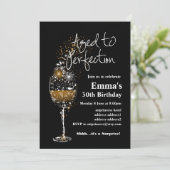 Invitation d'anniversaire de vin, âge à la perfect (Debout devant)