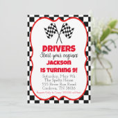 Invitation d'anniversaire de voiture de course (Debout devant)