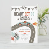 Invitation d'anniversaire de voiture de course (Debout devant)