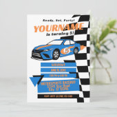 Invitation d'anniversaire de voiture de course (Bl (Debout devant)