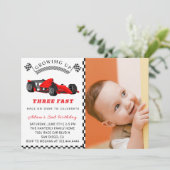 Invitation d'anniversaire de voiture de course – G (Debout devant)