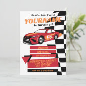Invitation d'anniversaire de voiture de course (Ro (Debout devant)