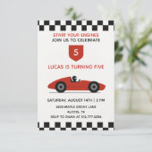 Invitation d'anniversaire de voiture de course rou (Debout devant)