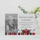 Invitation d'anniversaire de voiture de course rou (Debout devant)