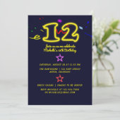 Invitation d'anniversaire des douze ans avec un en (Debout devant)