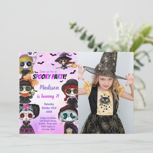 Invitation d'anniversaire d'Halloween violet avec  (Debout devant)