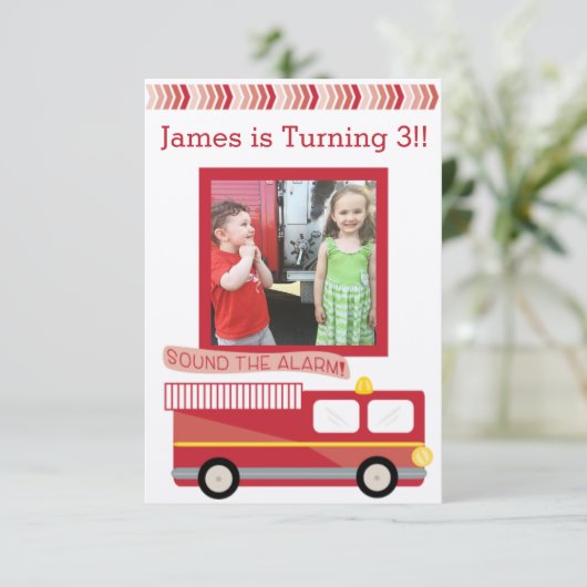 Invitation d'anniversaire du camion-feu (Debout devant)