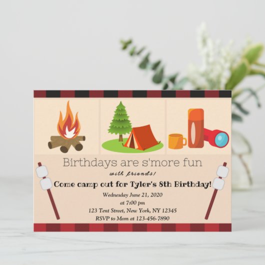Invitation d'anniversaire du camping (Debout devant)