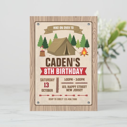 Invitation d'anniversaire du camping (Debout devant)